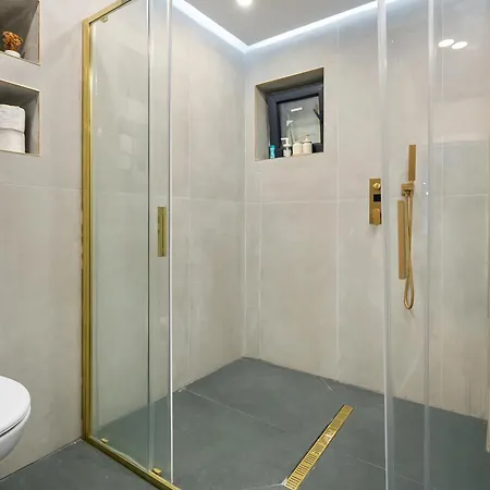 4br - Sleeps 12 - Luxury Bucharest