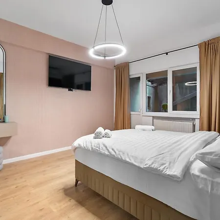 4br - Sleeps 12 - Luxury Bucharest