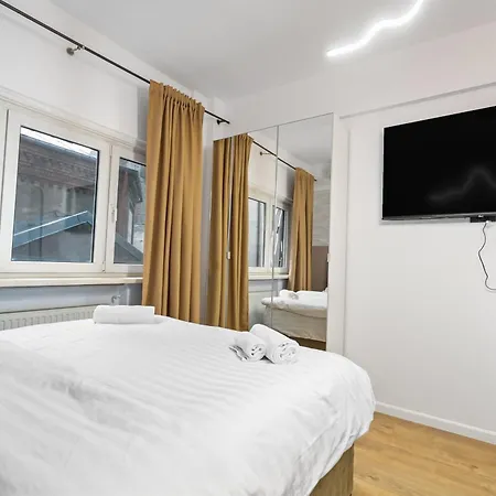 4br - Sleeps 12 - Luxury Bucharest