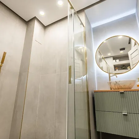 4br - Sleeps 12 - Luxury Bucharest